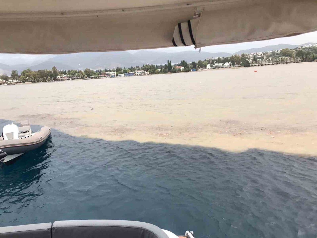 Bodrum'da sabah saatlerinde yağan sağanak sonrası denizin rengi değişti. Çamur