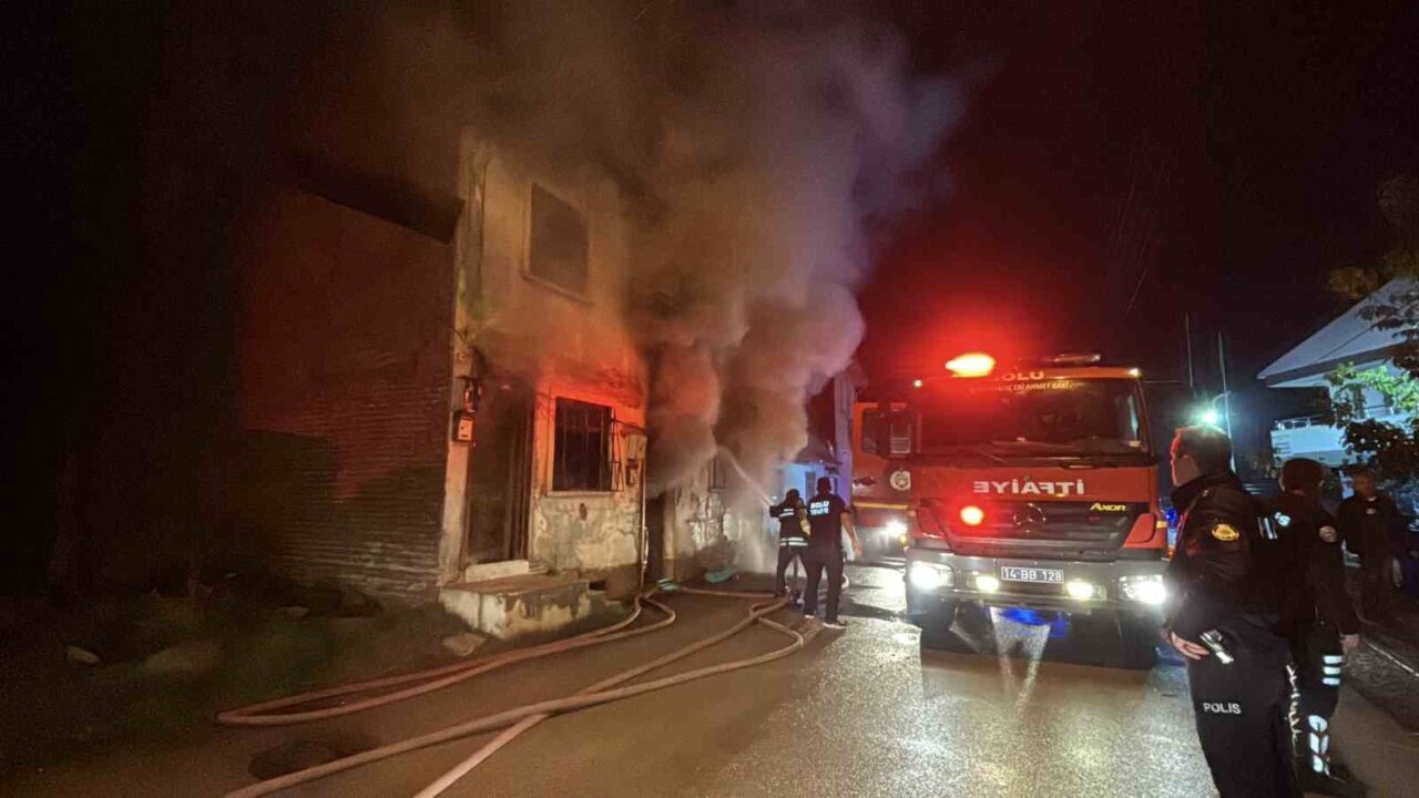 Bolu'da Semerkant Mahallesi'nde bulunan iki katlı ahşap evde sobadan kaynaklanan