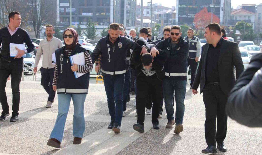 Bolu’da 140 Bin Dolar Dolandırıcılığına Karışan 5 Şüpheli Adliyeye Sevk Edildi Bolu'da, kendilerini savcı ve polis olarak tanıtarak bir vatandaştan 140