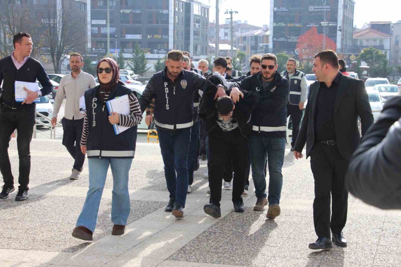 Bolu'da, kendilerini savcı ve polis olarak tanıtarak bir vatandaştan 140