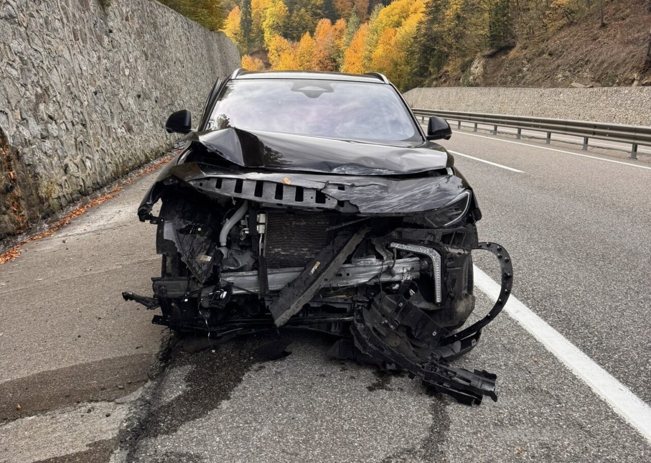 Bolu'da Ankara-Zonguldak D-750 kara yolunda elektrikli otomobil, sürücüsünün direksiyon hakimiyetini