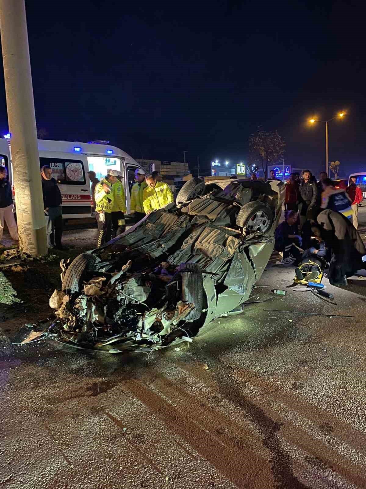 Bolu’da D-100 kara yolunda sürücüsünün kontrolü kaybetmesi sonucu tepetaklak olan