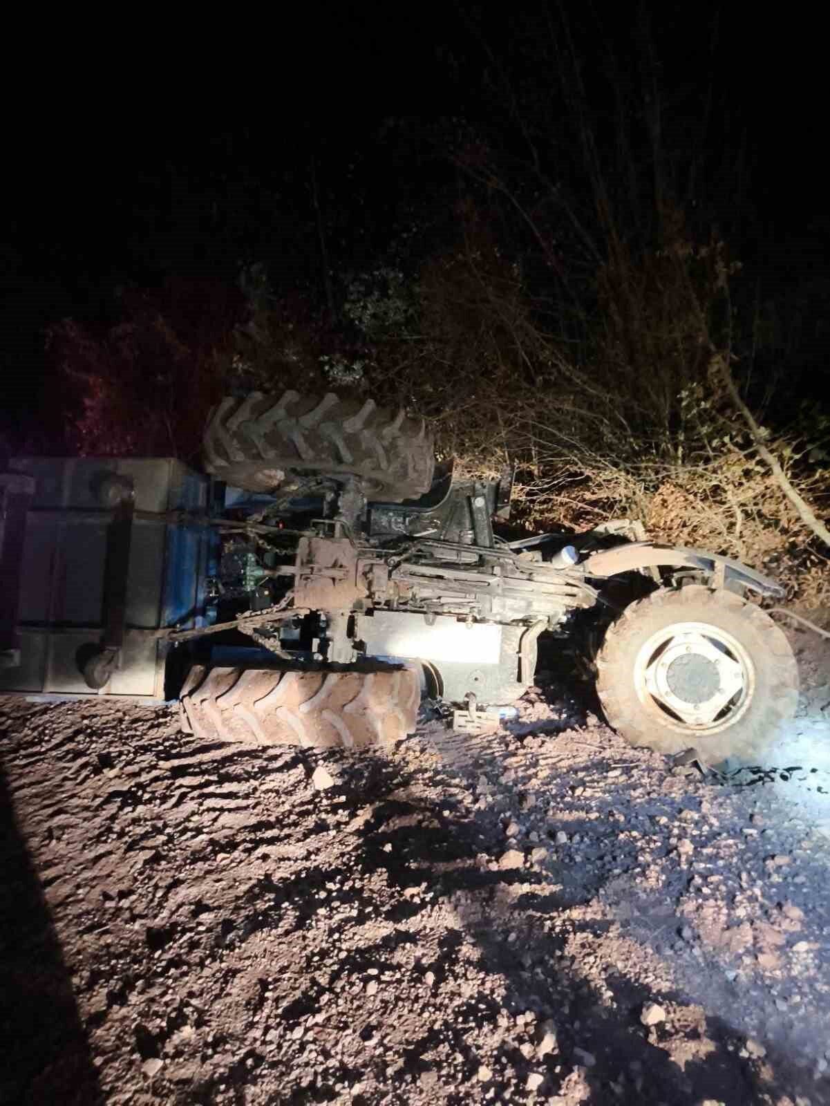 Bolu’da traktörün devrilmesi sonucu yaşlı çift yaralandı, bölgedeki ekipler hemen müdahale etti.