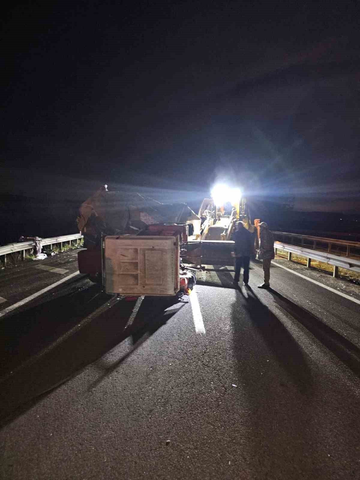 Bolu'nun Yeniçağa ilçesinde traktör ile hafif ticari aracın çarpışması sonucu