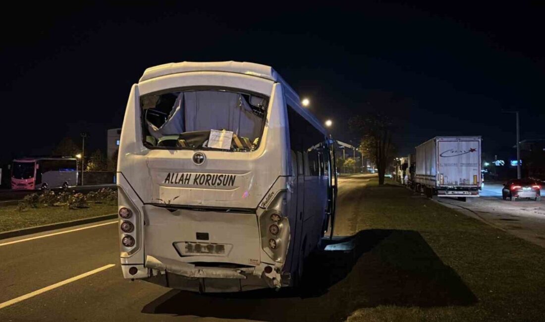 Bolu’da Servis Midibüslerinin Çarpışması Sonucu 11 Kişi Yaralandı Bolu'da D-100 karayolunda üç midibüsün karıştığı kazada 11 kişi yaralandı.