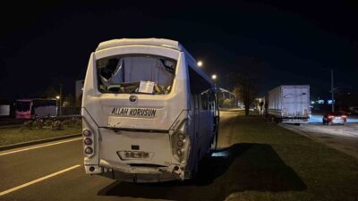 Bolu'da D-100 karayolunda üç midibüsün karıştığı kazada 11 kişi yaralandı.