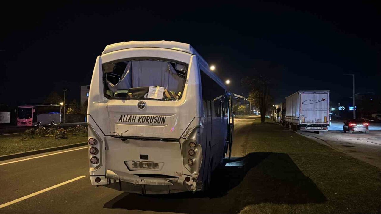 Bolu'da D-100 karayolunda üç midibüsün karıştığı kazada 11 kişi yaralandı.