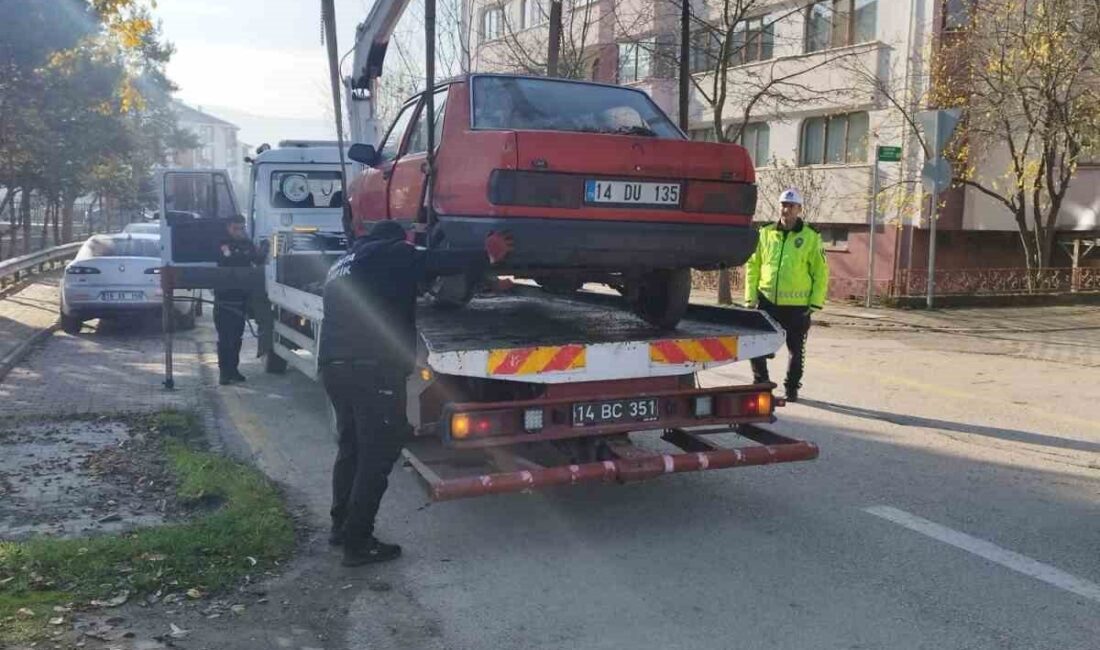 Bolu'da trafik polisleri, uzun süre park halinde kalan terkedilmiş araçları