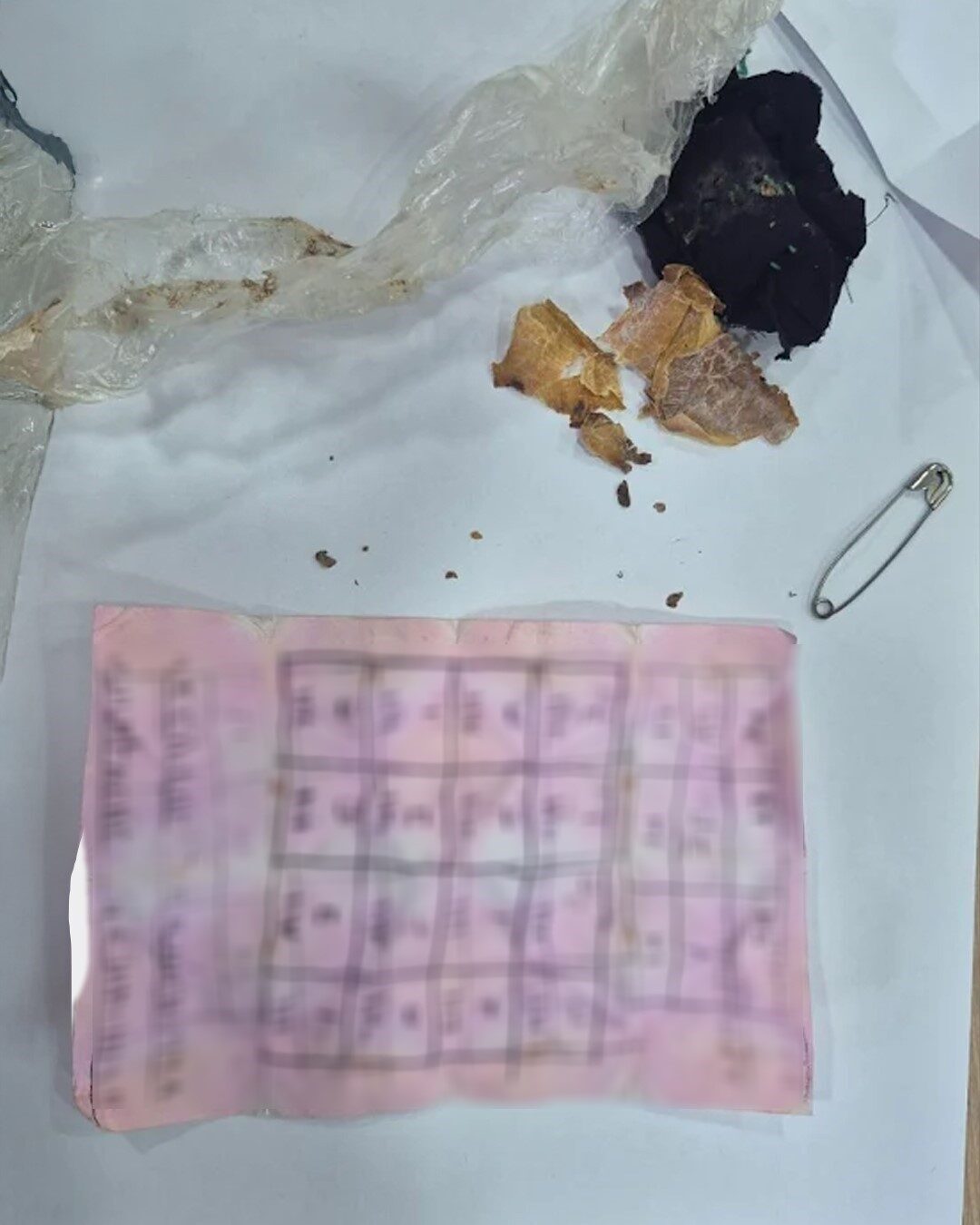 Bolu'daki bir yapı marketin raflarında bulduğu muska ile gündeme gelen