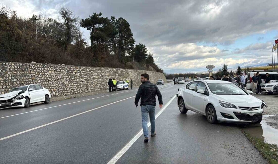 Bolu-Mudurnu Karayolu’nda Zincirleme Trafik Kazası: 3 Yaralı Bolu-Mudurnu kara yolunda meydana gelen zincirleme trafik kazasında Sinan B.,