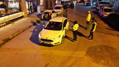 Afyonkarahisar'ın Bolvadin ilçesinde, asayiş denetimleri kapsamında çok sayıda polisle yapılan