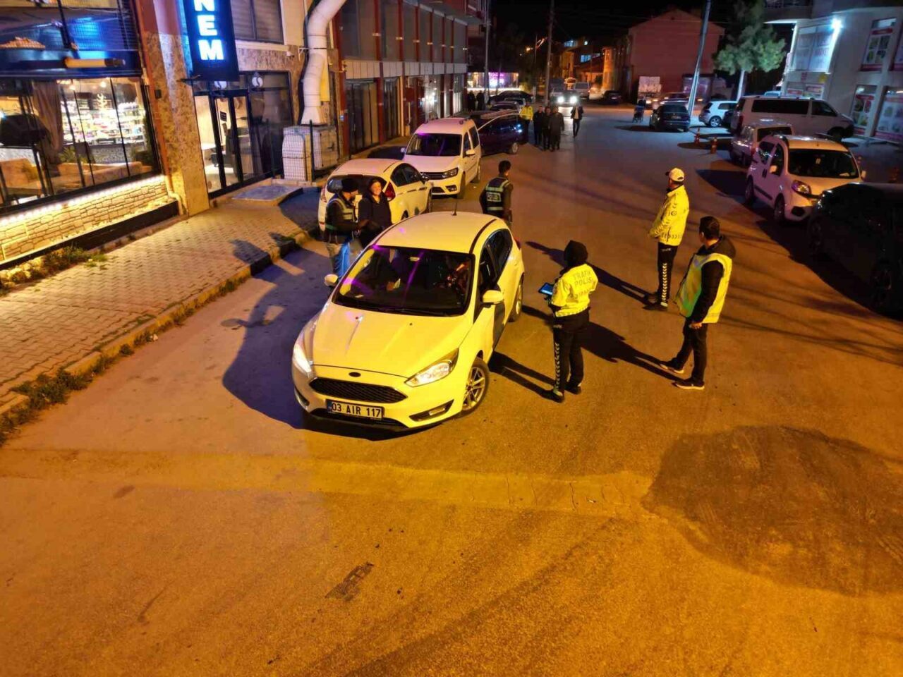 Afyonkarahisar'ın Bolvadin ilçesinde, asayiş denetimleri kapsamında çok sayıda polisle yapılan