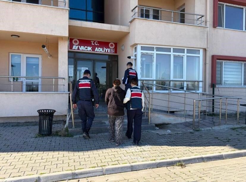 Ayvacık’ta Bulunan Bebek Cesediyle İlgili Yabancı Uyruklu Kadın Tutuklandı Çanakkale'nin Ayvacık ilçesinde, 12 gün önce boş bir arazide bulunan