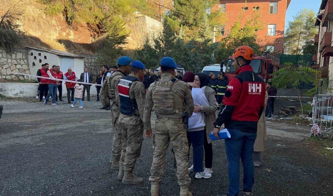 Siirt’teki deprem tatbikatında gerçekçi anlar yaşandı, görevliler tedirginlik içinde birbirlerine sarıldı. Siirt'te AFAD tarafından gerçekleştirilen deprem tatbikatı, senaryo gereği 7.2 büyüklüğünde