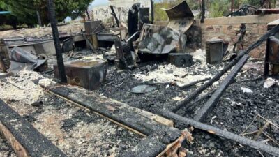 Bozcaada'da 16 odalı bir otel, sabah saatlerinde çıkan yangında tamamen