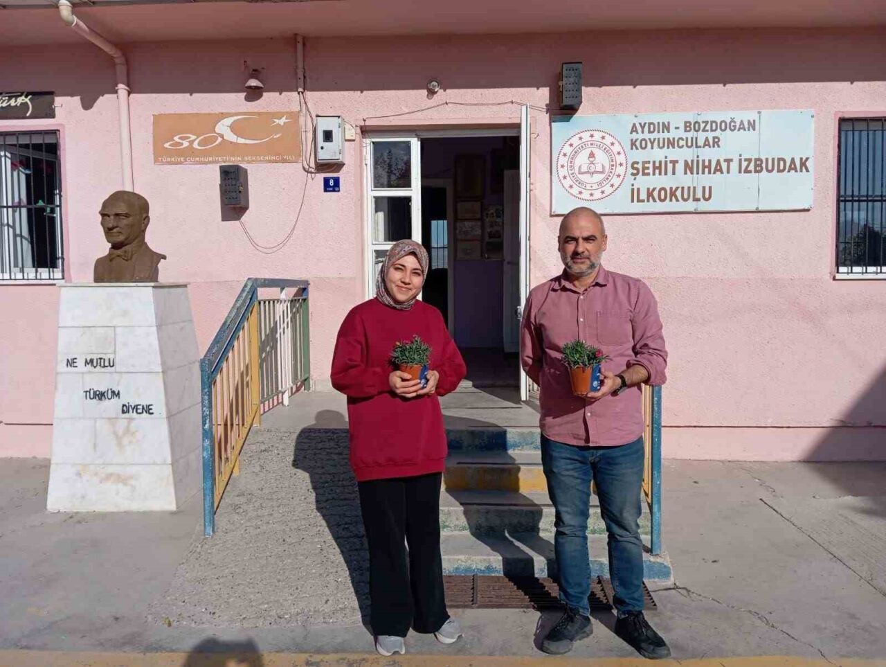 Bozdoğan Belediyesi, 24 Kasım Öğretmenler Günü'nde öğretmenlere saksıda canlı karanfil