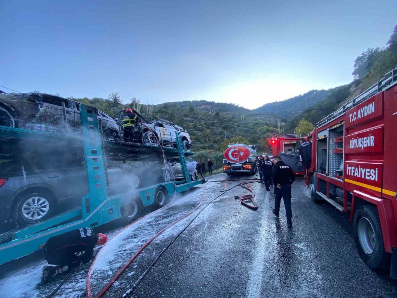 Aydın'ın Bozdoğan ilçesinde bir tırda çıkan yangın, itfaiye ekipleri tarafından