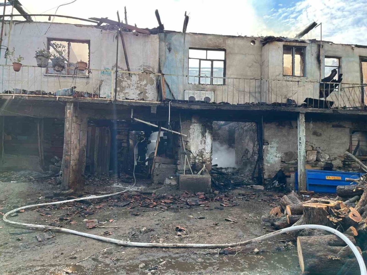 Aydın'ın Bozdoğan ilçesindeki Sırma Mahallesi'nde bir ev tamamen yanarken, alevler