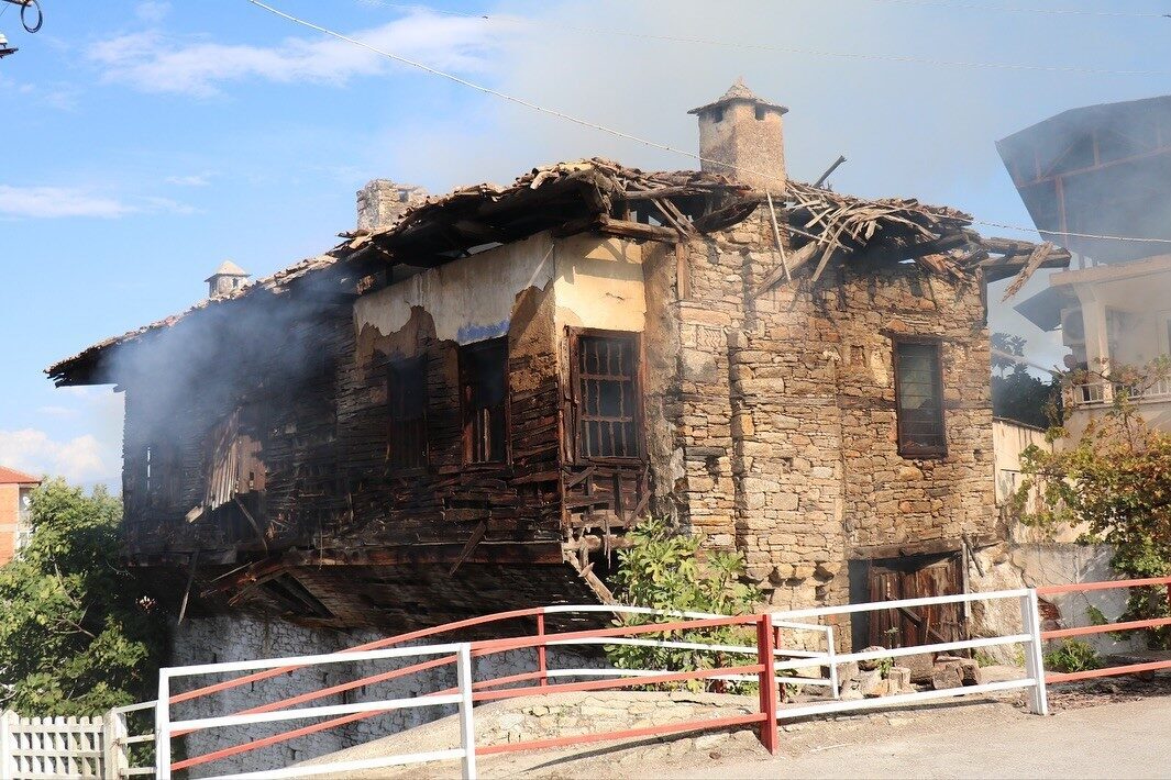 Bozdoğan'ın Çarşı Mahallesi'ndeki kullanılmayan bir ahşap evde çıkan yangın, itfaiye