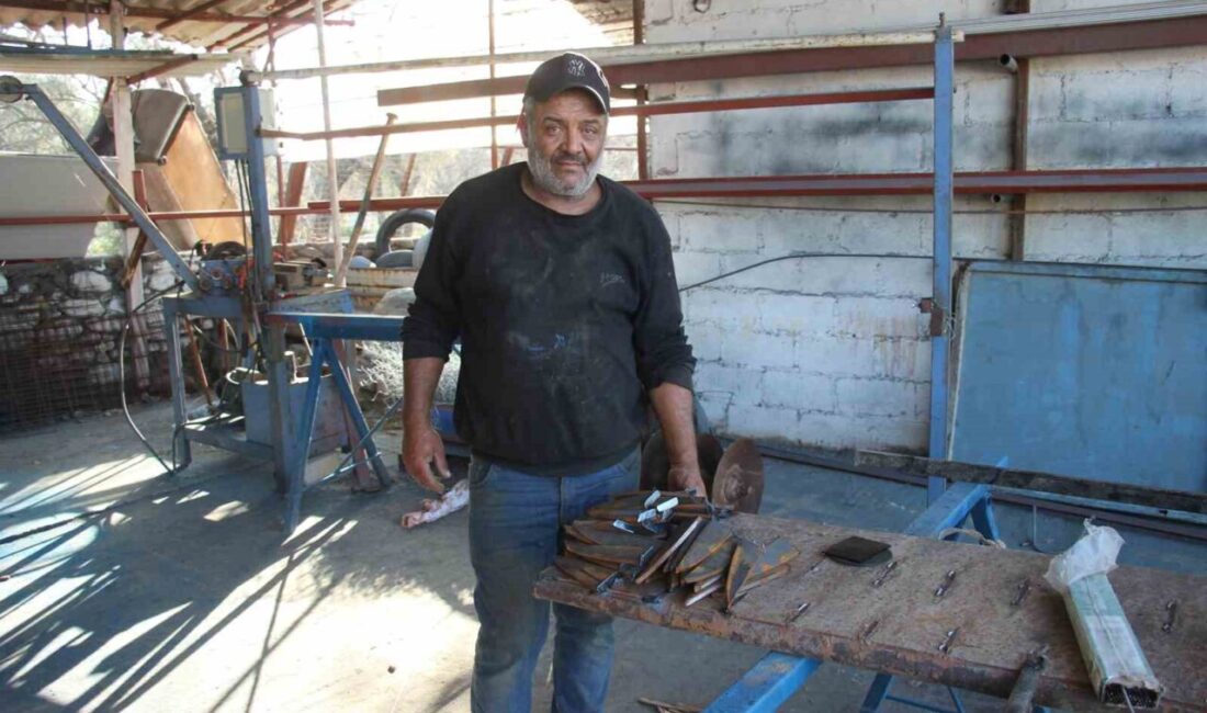 Aydın'da demircilik yapan Turgay Carım, maliyetlerin artmasıyla çiftçilerin bozulan tarım
