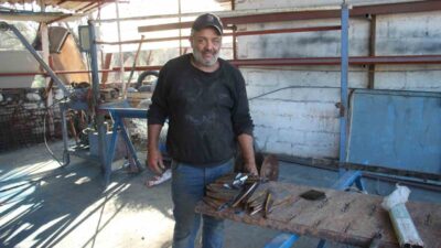 Aydın'da demircilik yapan Turgay Carım, maliyetlerin artmasıyla çiftçilerin bozulan tarım