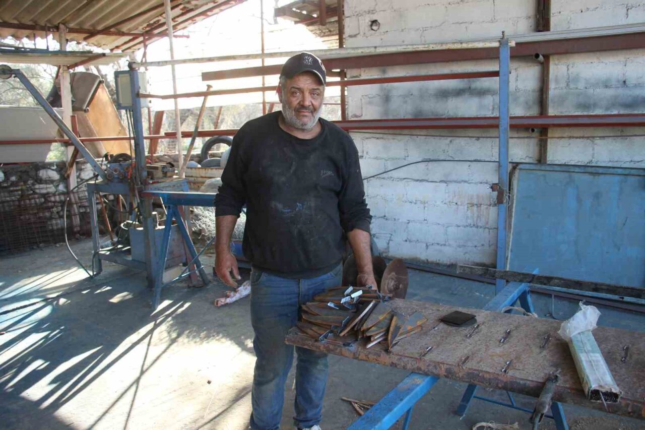 Aydın'da demircilik yapan Turgay Carım, maliyetlerin artmasıyla çiftçilerin bozulan tarım