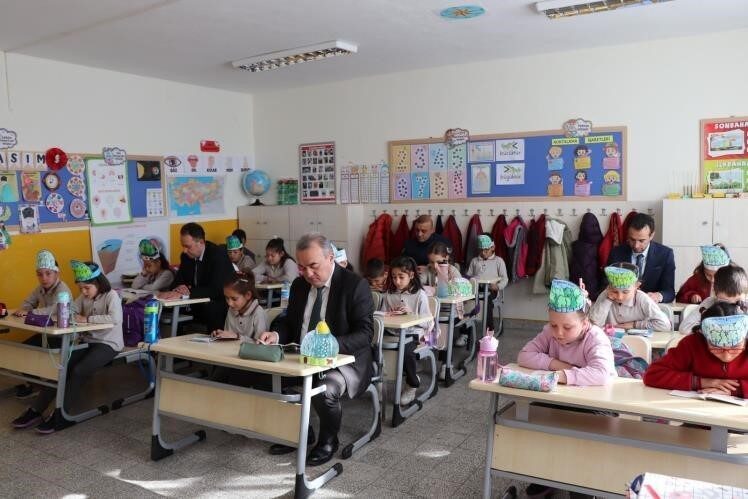 Bozüyük Kaymakamı Adem Öztürk, BİLEN Programı Kapsamında Öğrencilerle Birlikte Kitap Okuma Etkinliği Düzenledi Bozüyük Kaymakamı Adem Öztürk, BİLEN projesi kapsamında Dodurga İlköğretim Okulu'nu