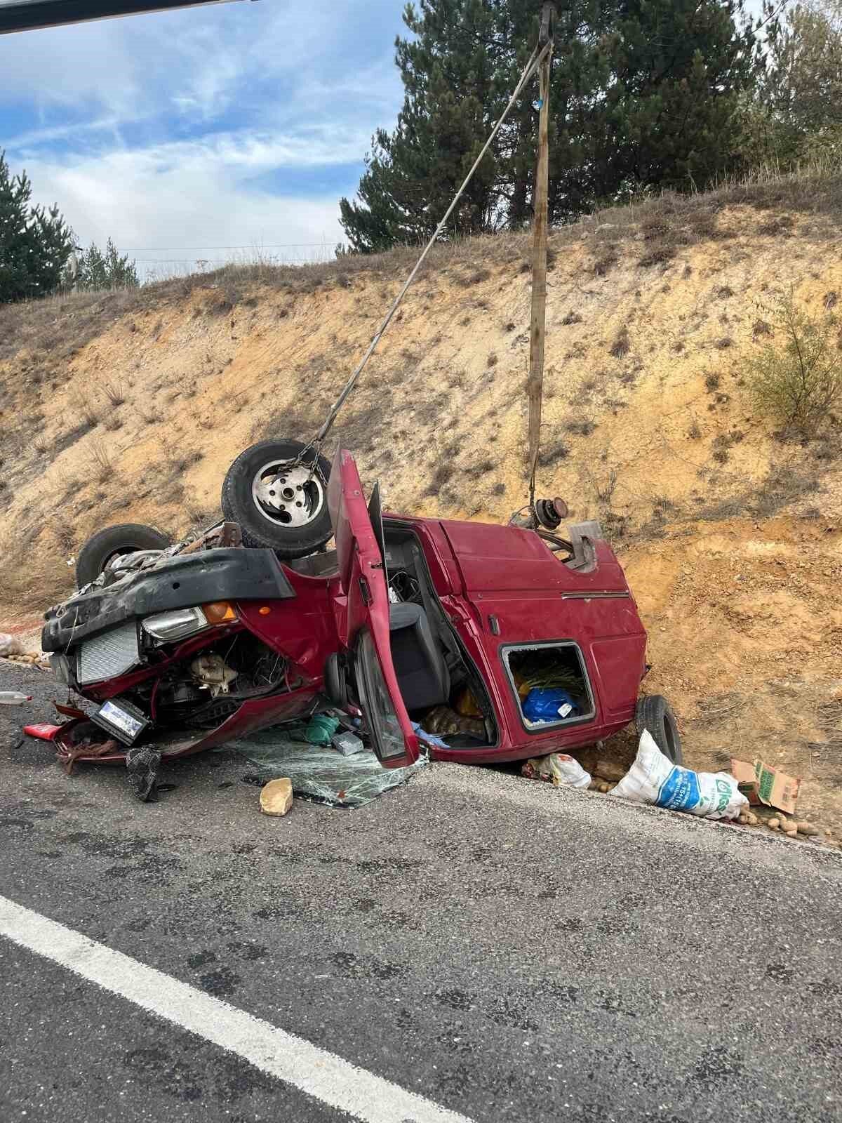 Bilecik’in Bozüyük ilçesinde C.B. yönetimindeki kamyonet, direksiyon hâkimiyetinin kaybolması sonucu