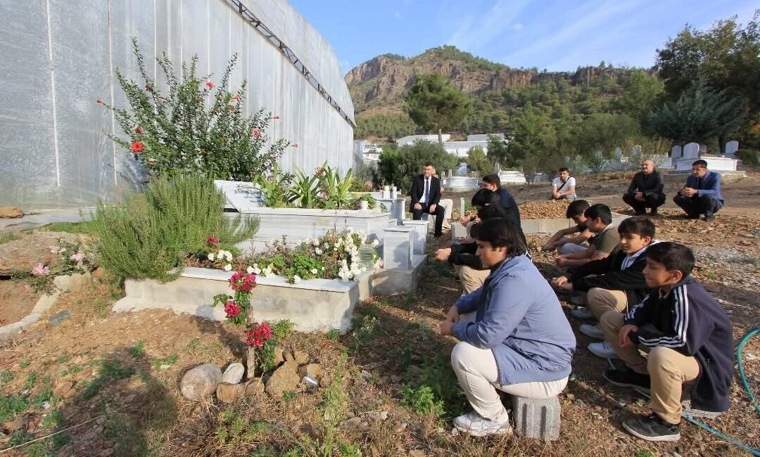 Mersin'in Bozyazı ilçesinde, 2022'de vefat eden Edebiyat Öğretmeni Ahmet Şahin,