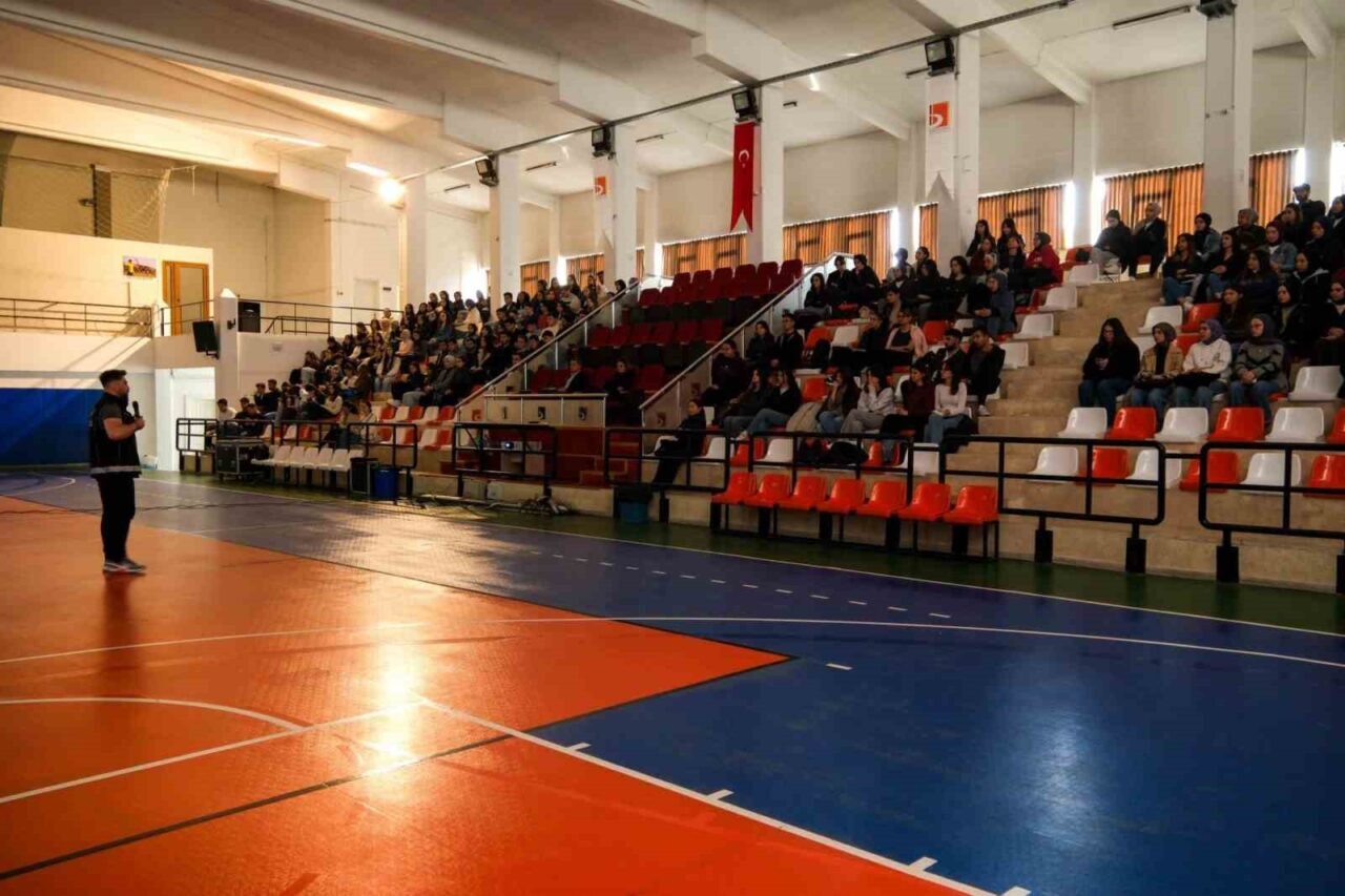 Bilecik'te, gençlerin bağımlılık konusunda bilinçlenmesi için "En İyi Narkotik Polisi
