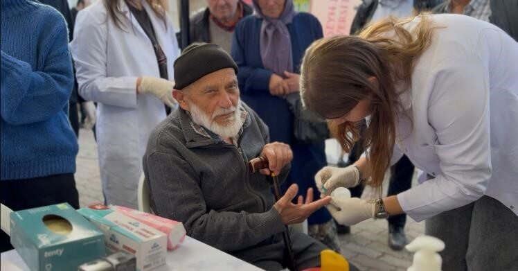 Bilecik Şeyh Edebali Üniversitesi’nde Diyabet Temalı Sağlık Farkındalığı Etkinliği Düzenlendi Bilecik Şeyh Edebali Üniversitesi, Pelitözü'nde 'Sağlıklı yaşam için diyabet günleri'