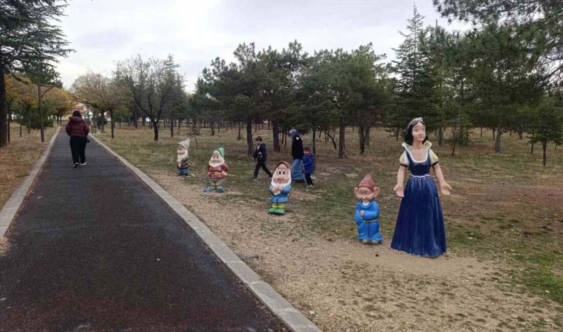 Afyonkarahisar'ın Bolvadin ilçesindeki Horan Park'ta Pamuk Prenses ve 7 Cüceler