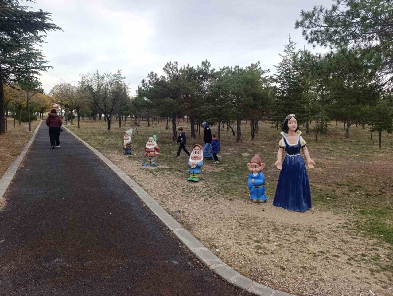 Afyonkarahisar’da Parkta Yer Alan Pamuk Prenses ve 7 Cüce Figürlerinden Üçü Çalındı