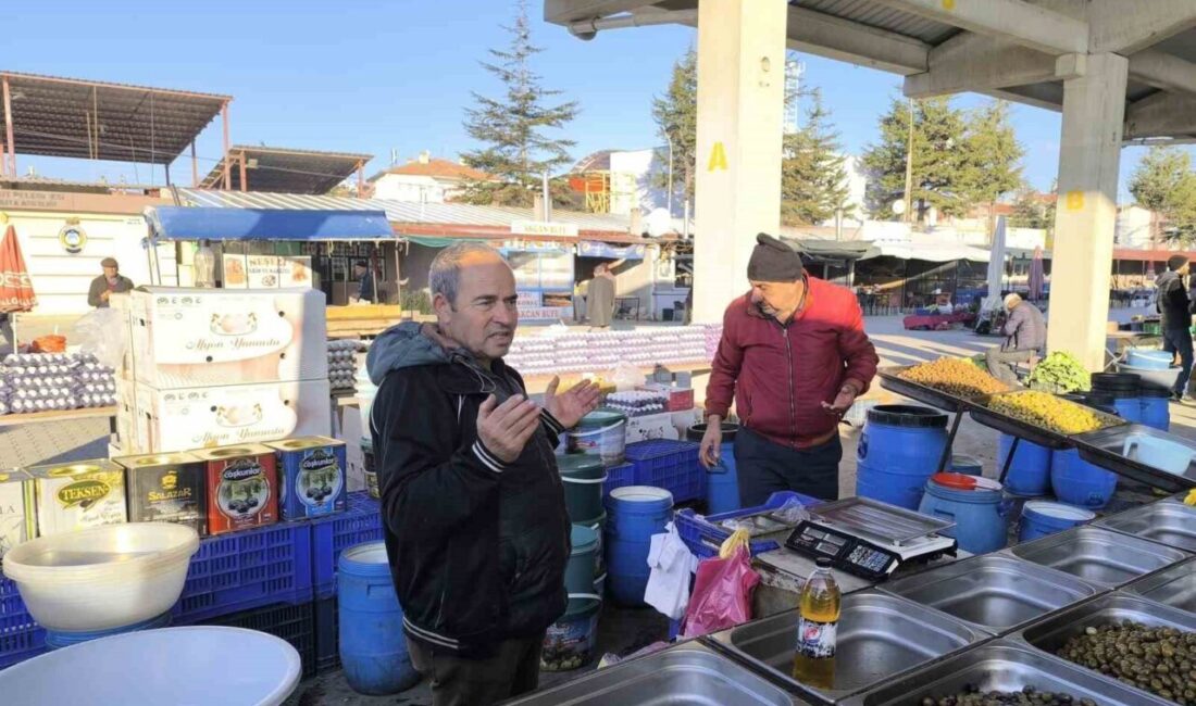 Şuhut’taki Semt Pazarında Dua Geleneği Devam Ediyor Afyonkarahisar'ın Şuhut ilçesinde, uzun yıllardır devam eden Cumartesi Pazar Duası