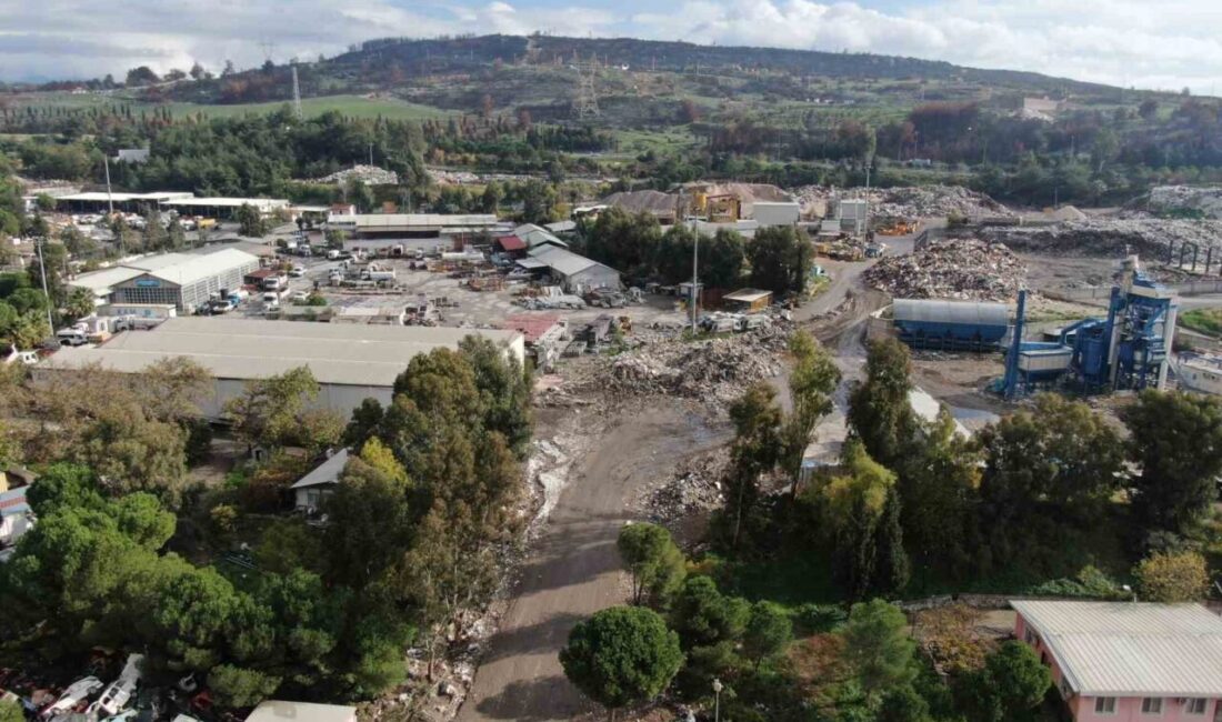 Buca’da Çöplerin Yaydığı Kötü Koku, Mahalle Sakinlerini Eyleme Sürükledi İzmir’in Buca ilçesinde, vatandaşlar kötü kokular ve artan sağlık riskleri