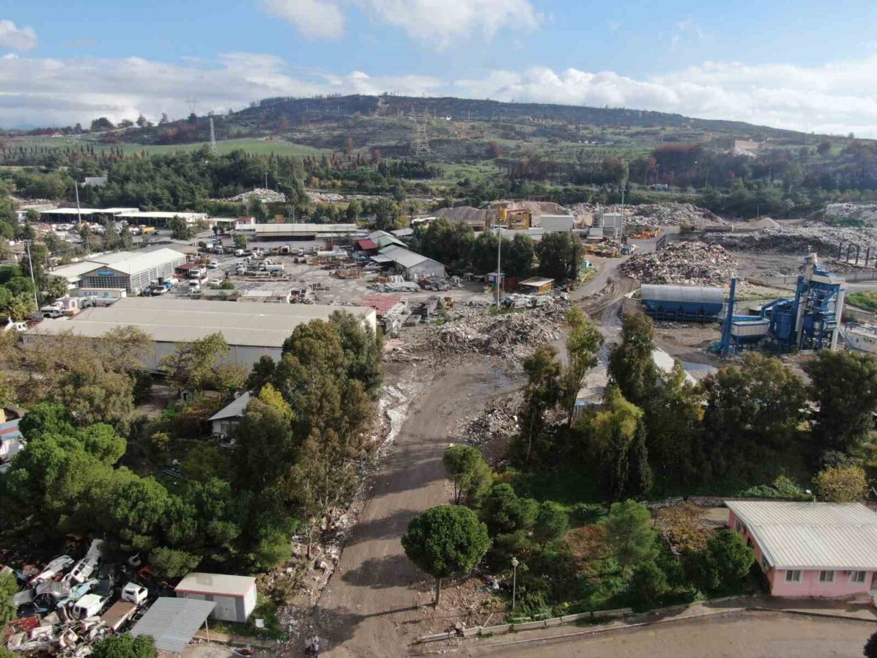 İzmir’in Buca ilçesinde, vatandaşlar kötü kokular ve artan sağlık riskleri