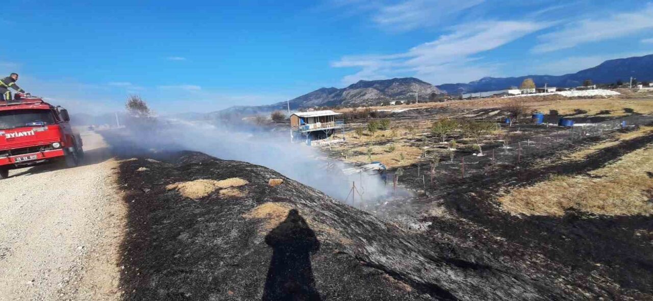 Burdur'un Bucak ilçesindeki Gündoğdu köyünde bir arazide meydana gelen yangın,