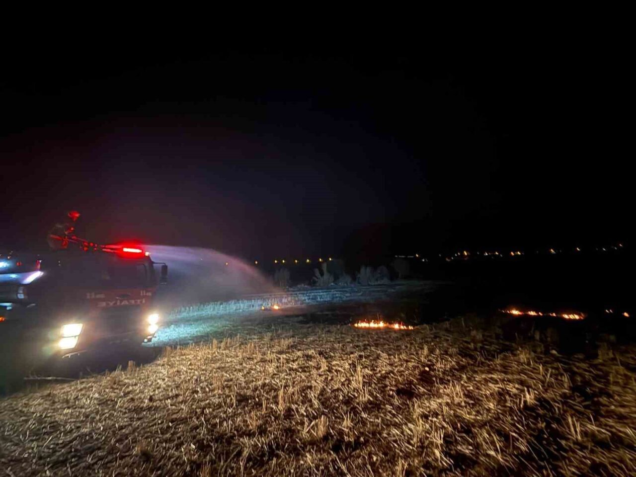 Burdur'un Bucak ilçesindeki Kestel köyü yakınlarında meydana gelen arazideki yangın,