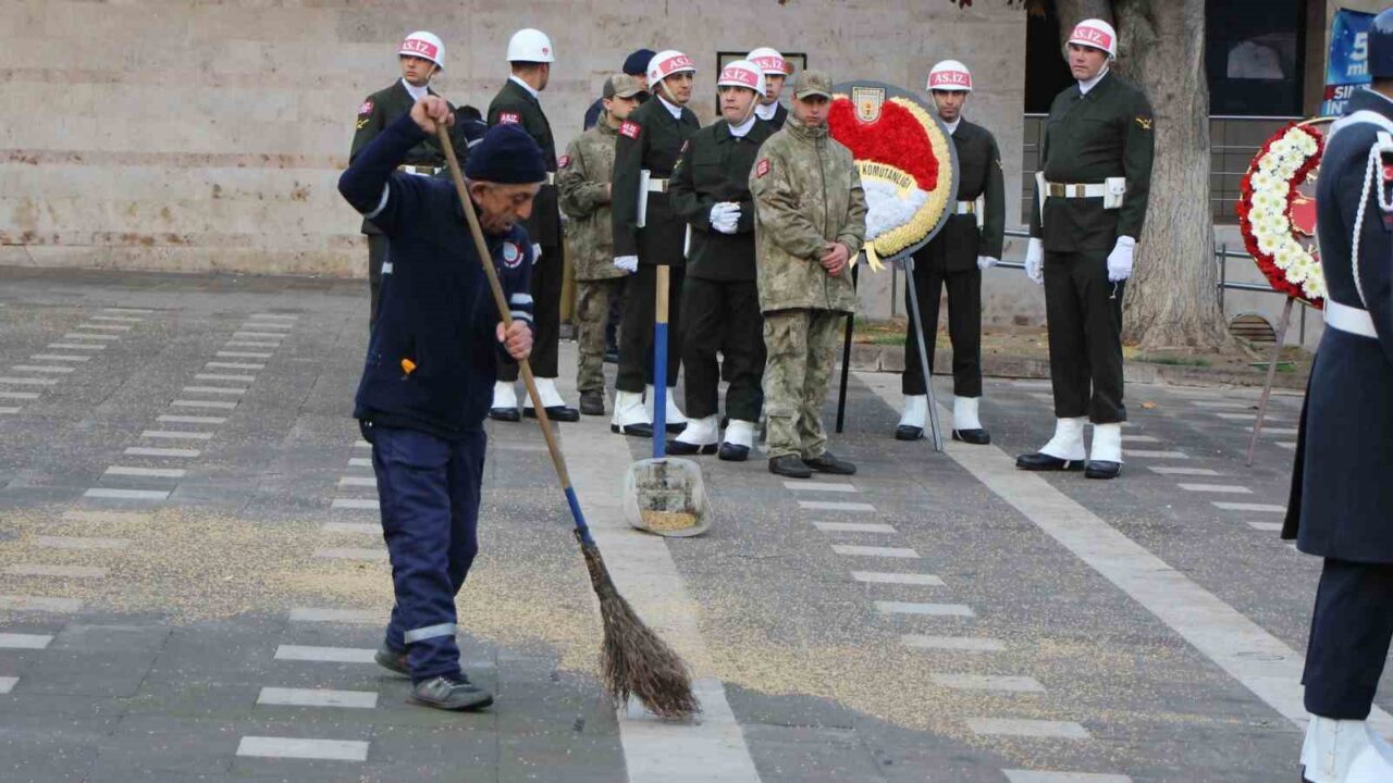 Amasya'da 10 Kasım anma töreni öncesi temizlik işçisi Kemal Yıldırım,