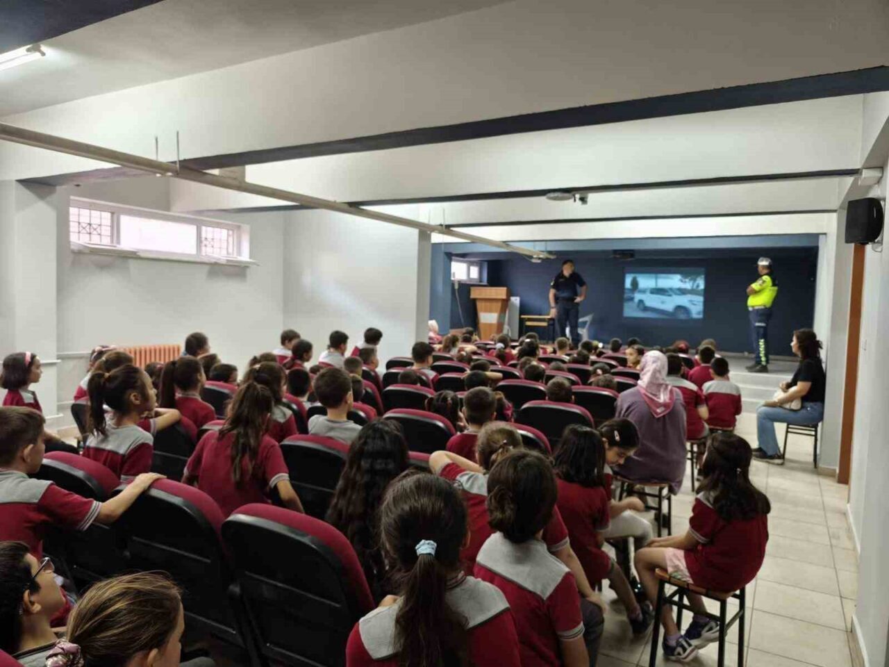 Aydın'ın Buharkent ilçesinde düzenlenen Kariyer Günleri etkinliği çerçevesinde, öğrencilere Jandarma