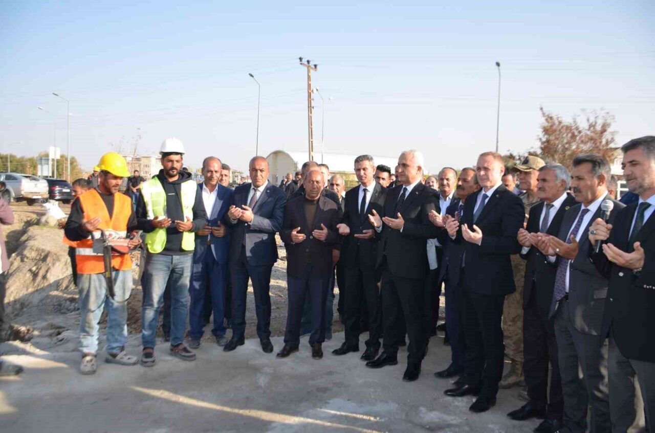 Muş Valisi Avni Çakır, Bulanık'ta öğretmenevi temel atma ve sağlık