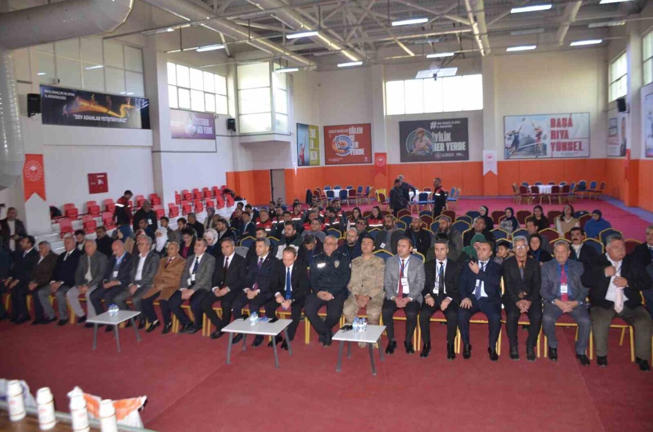 Muş'un Bulanık ilçesinde, Kaz Yetiştiriciliği çalıştayı düzenlendi. Bulanık Kaymakamı Ömer