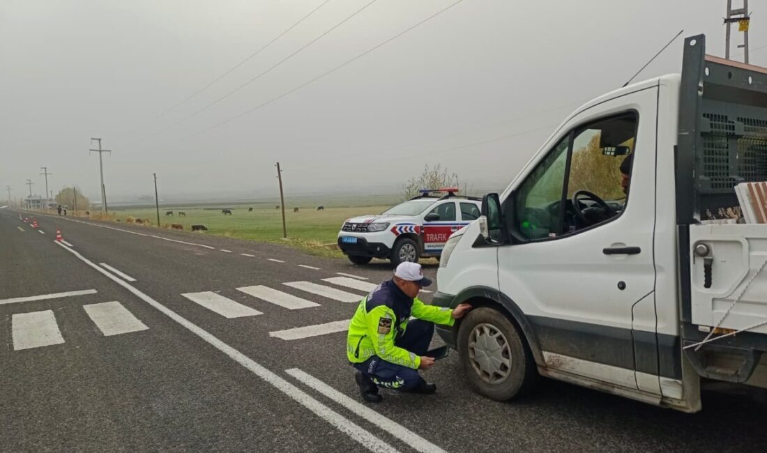 Muş'un Bulanık İlçe Jandarma Komutanlığı, kış lastiği denetimlerinde 50 aracın