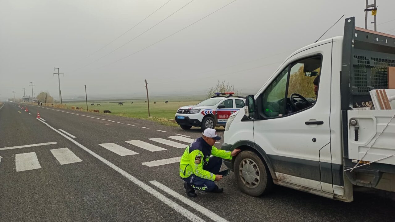 Muş'un Bulanık İlçe Jandarma Komutanlığı, kış lastiği denetimlerinde 50 aracın