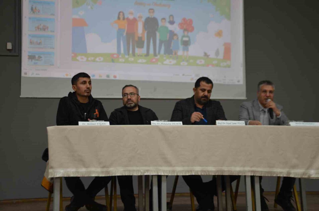 Muş'un Bulanık ilçesinde "Aile Yılı" çerçevesinde düzenlenen konferansa geniş bir