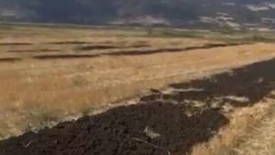 Burdur'da bir firmanın, atık su arıtma çamurunu boş bir araziye