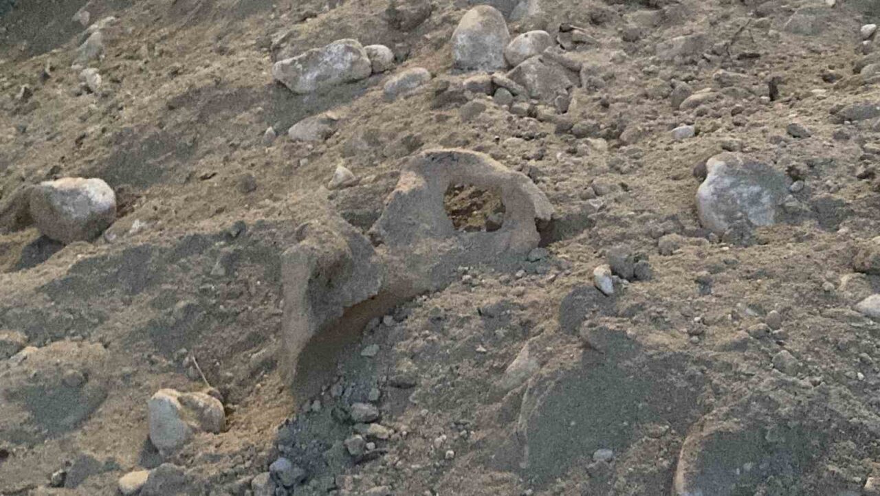 Burdur'un Karasenir Mahallesi'nde belediye ekipleri kazı sırasında insan kemikleri buldu.