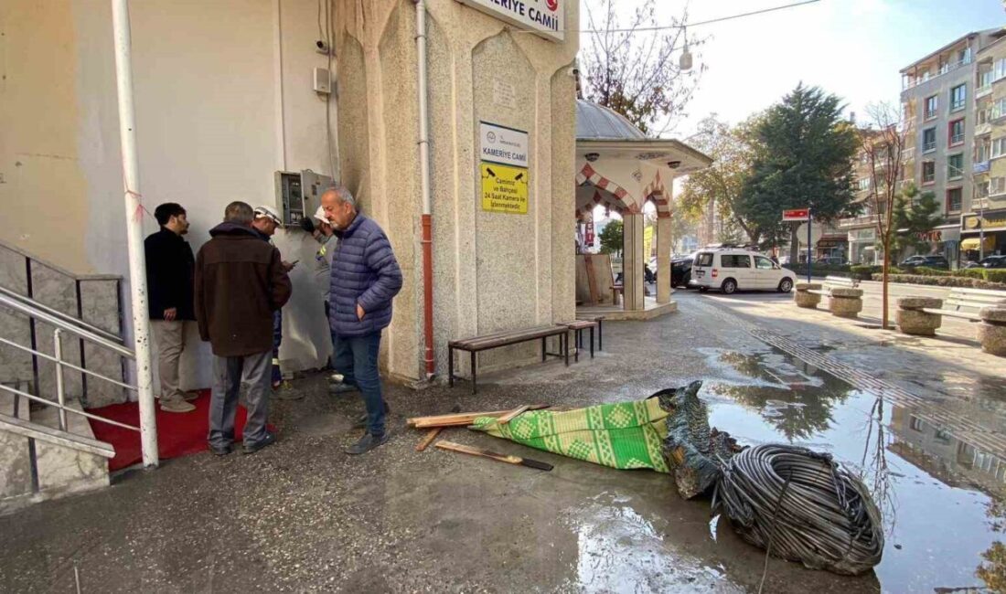 Burdur'da Kameriye Camisi'ndeki minarede bulunan elektrik kablolarının kısa devre yapması