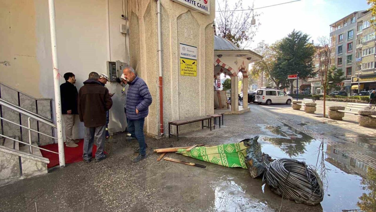 Burdur'da Kameriye Camisi'ndeki minarede bulunan elektrik kablolarının kısa devre yapması