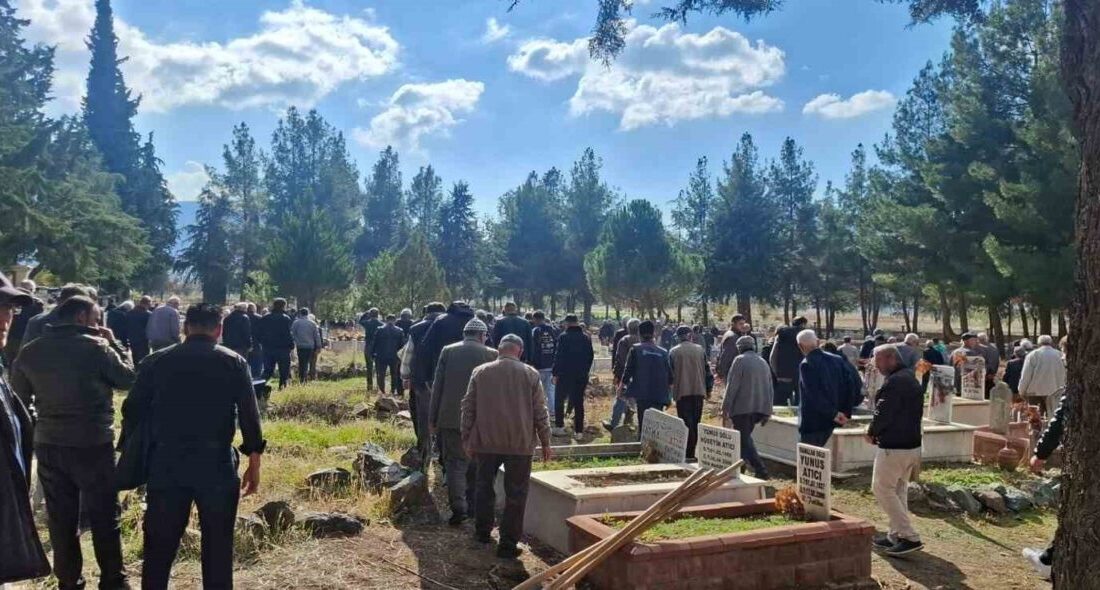 Burdur’da Yangında Hayatını Kaybeden Yaşlı Çift Toprağa Verildi Burdur'un Yeşilova ilçesindeki bir evde çıkan yangında 88 yaşındaki Şerife